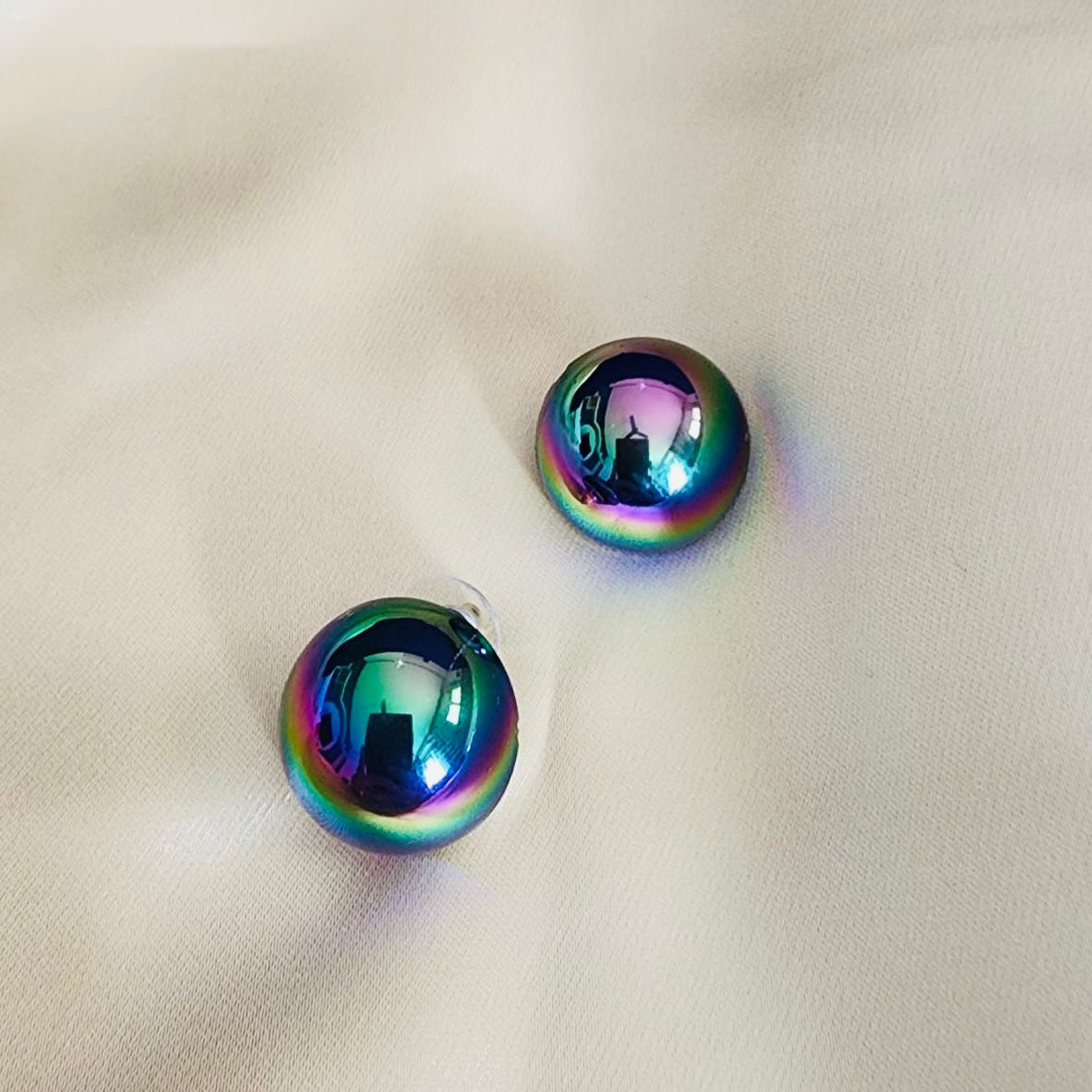 Gazing Studs