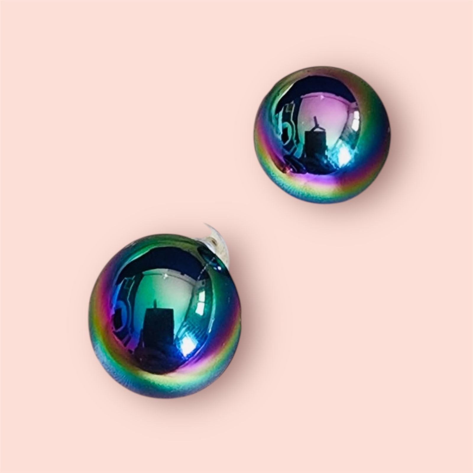 Gazing Studs