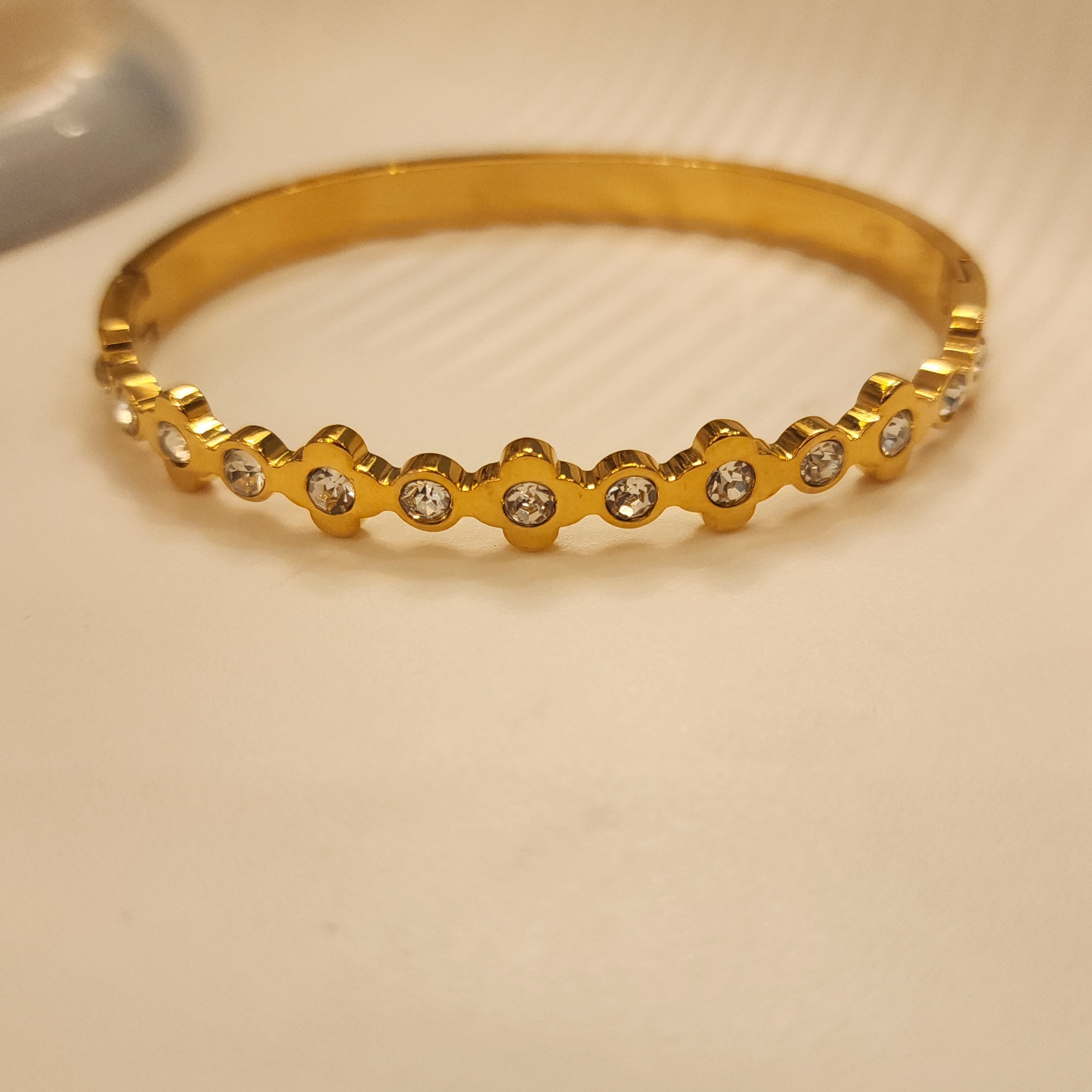 Gilded Daisy Glow